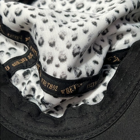 Set of 2 Leopard women’s biker hats - Picture 5 of 7